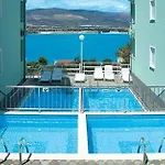 דירה With A Swimming Pool Mastrinka, Ciovo - 11192 טרוגיר